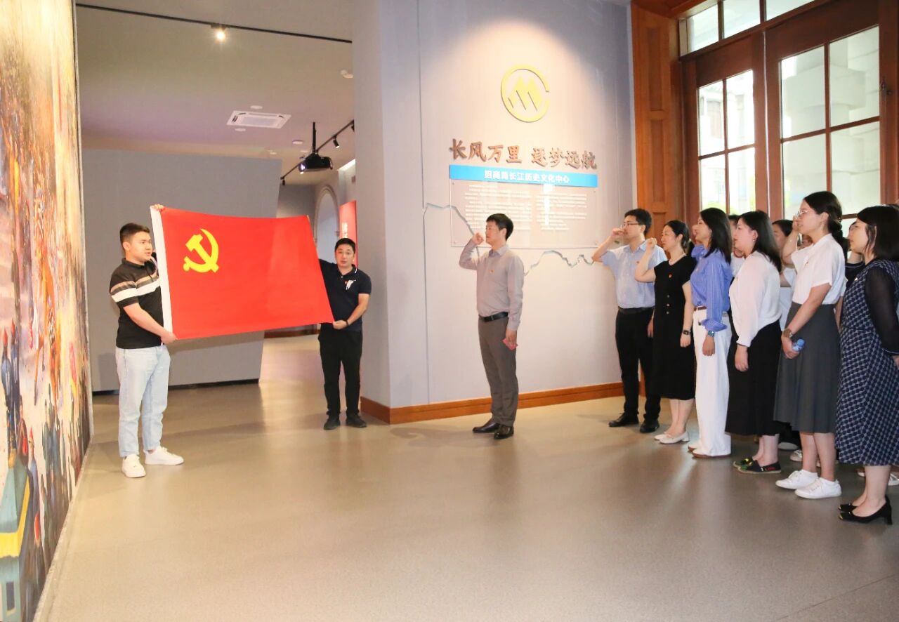 人福醫(yī)藥組織黨員代表赴招商局長江歷史文化中心開展主題黨日活動(dòng)